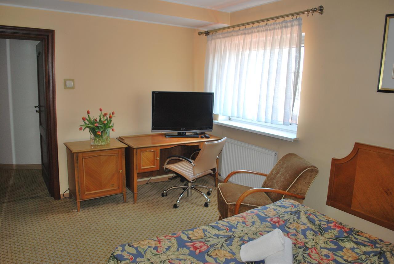 Noclegi Helios & Hotelowa Велюн Екстериор снимка
