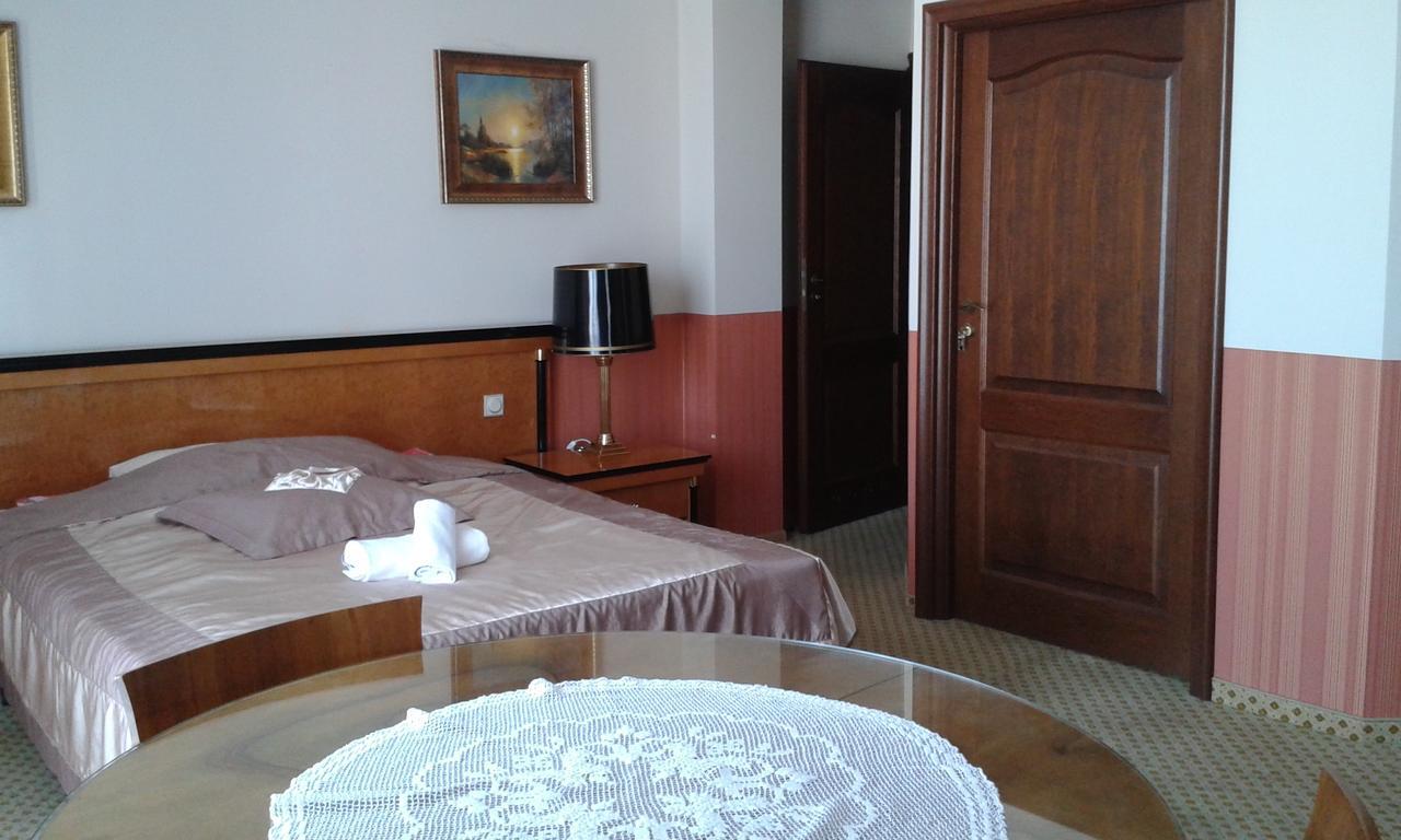 Noclegi Helios & Hotelowa Велюн Екстериор снимка