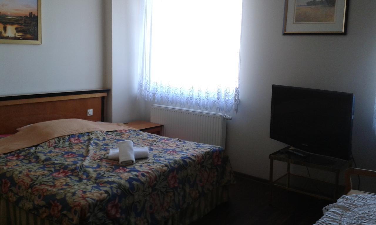 Noclegi Helios & Hotelowa Велюн Екстериор снимка